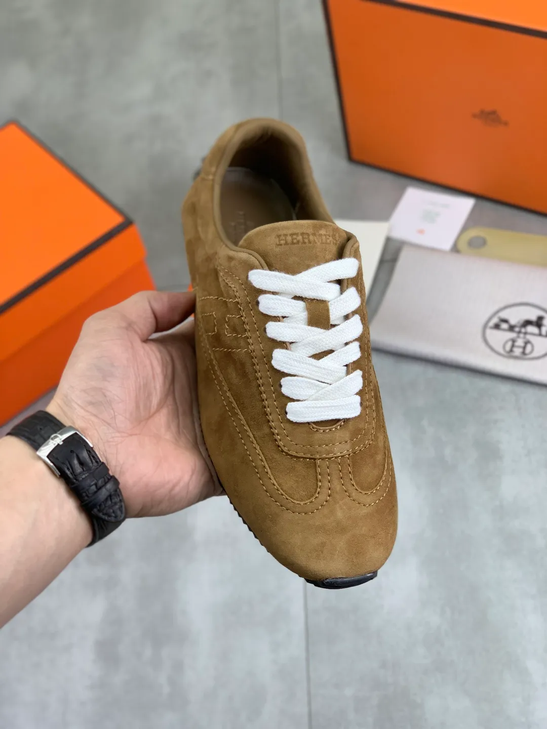 Men's Men's Shoes P600 New Top Version Original Order Hermes Men's Drift Sneaker Summer New Casual Sports Shoes Original Purchased, Developed and Made H Family Men's Classic Series Technological Breathable Fabrics and Cowhide Casual Sports Shoes Casual Sports Dad Shoes combine high-tech breathable materials and cowhide, with H Family exclusive button decoration on the side. The outsole is full of H italic design and bright colors to show vitality and continue the brand design inspiration. Stroll around the city lightly and feel free and comfortable. Delivered in exquisite packaging 🛍📦 ▪️Fabric: original customized breathable material + first-layer cowhide ▪️Inner: cowhide feet ▪️Outsole: molded and evacuated PU+TPU material ▪️Size: 35-45 Multiple colors available Premium packaging